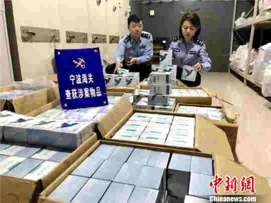 图为宁波海关对涉案电子烟具清点入库 张雯华 摄